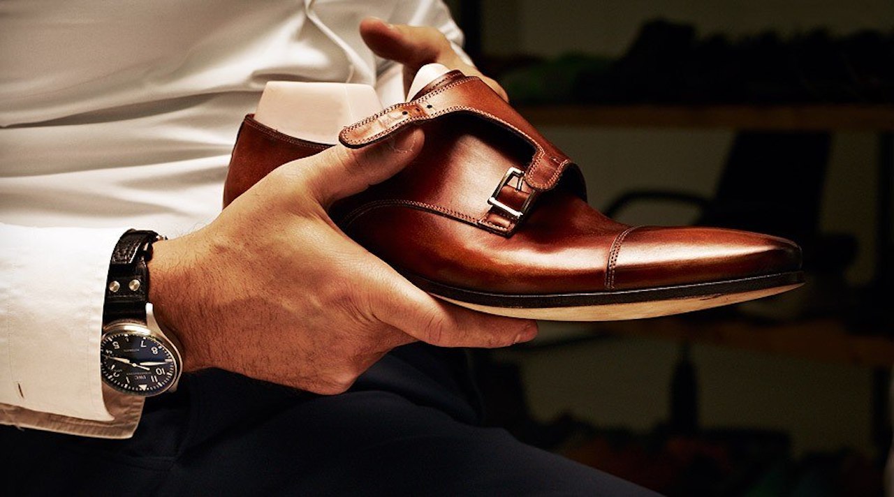 Мужчина выбирает обувь. Santoni Shoes Italy. Мужская обувь реклама. Дорогие мужские туфли. Дорогая обувь.